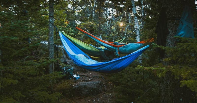 Comment choisir un hamac de camping pour dormir en forêt sans se tromper