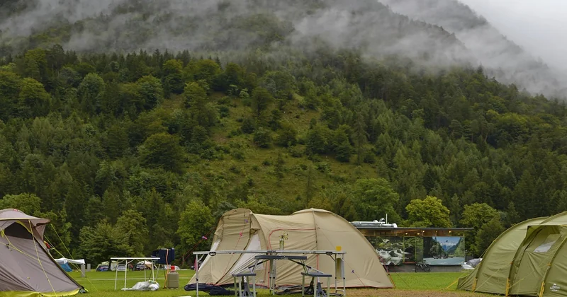 Camping en couple sous la pluie : le plan B qui sauve le week-end